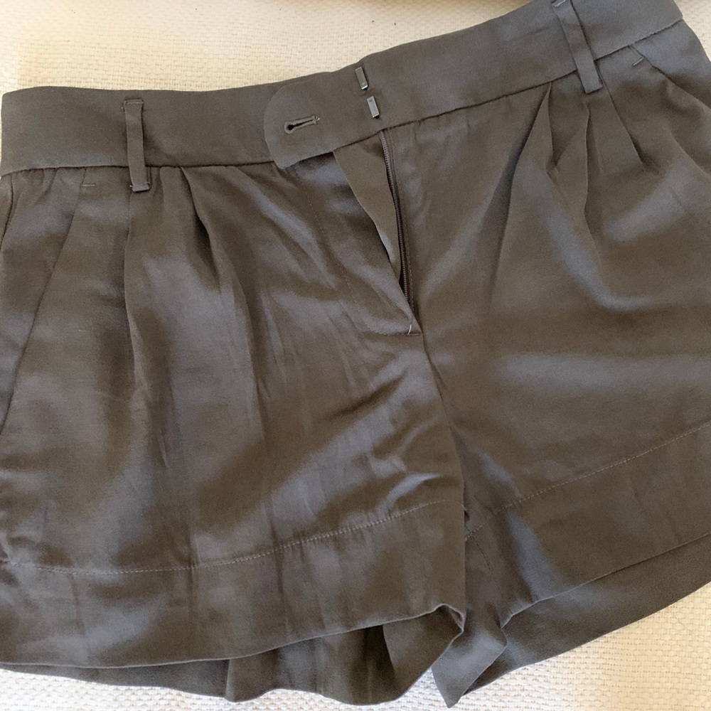 NWOT Theory military green shorts, sz 4